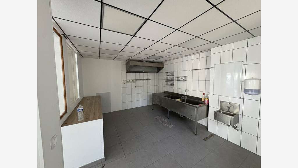 Local commercial 103m² à louer à Nîmes