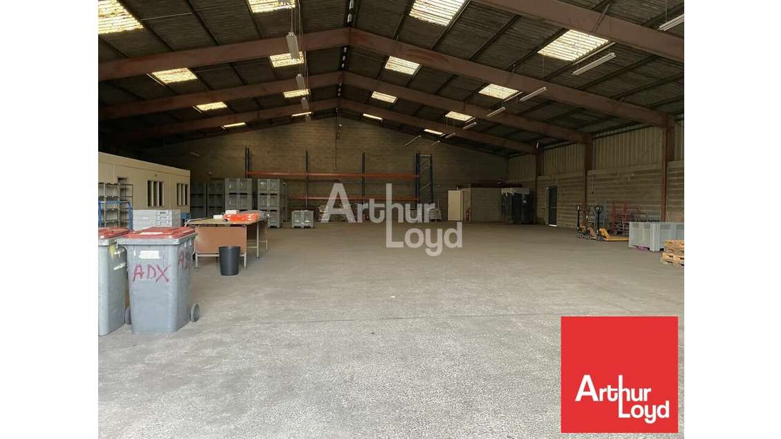 Local  700m² à louer zone Saint Liguaire à Niort