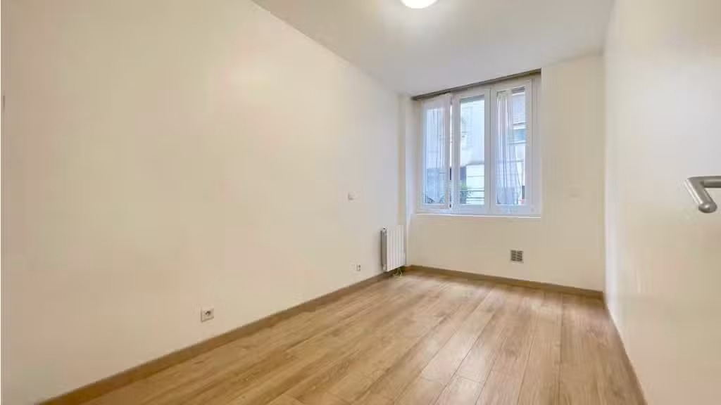 Local 111m² à louer au Passage d'Asile Paris 11eme