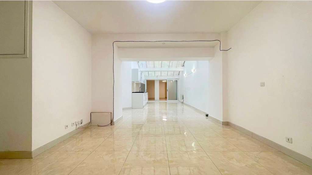 Local 111m² à louer au Passage d'Asile Paris 11eme