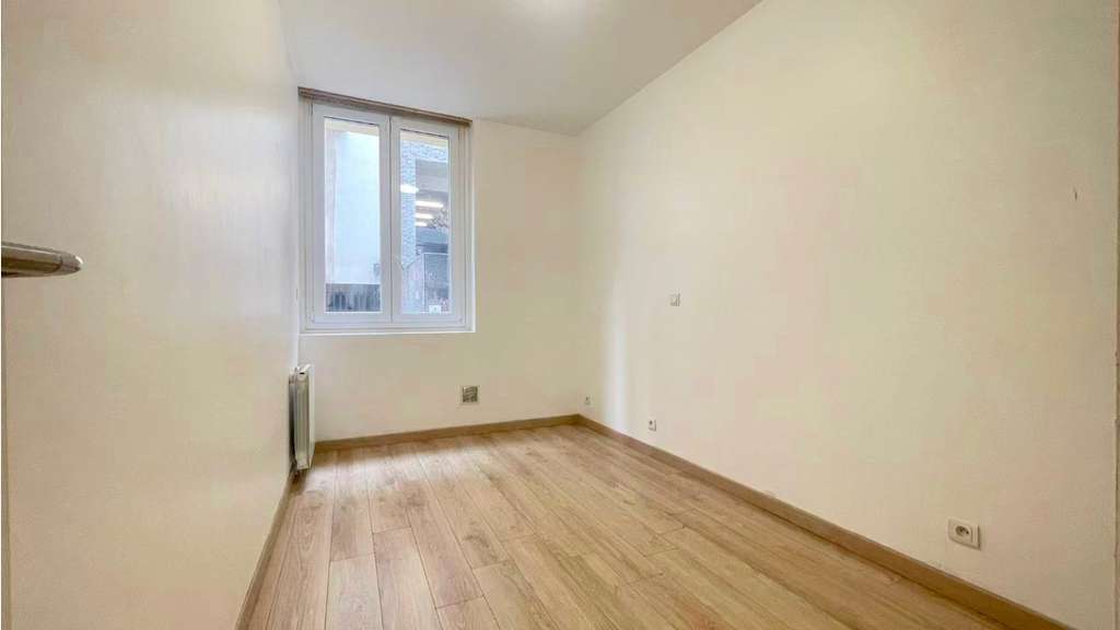 Local 111m² à louer au Passage d'Asile Paris 11eme