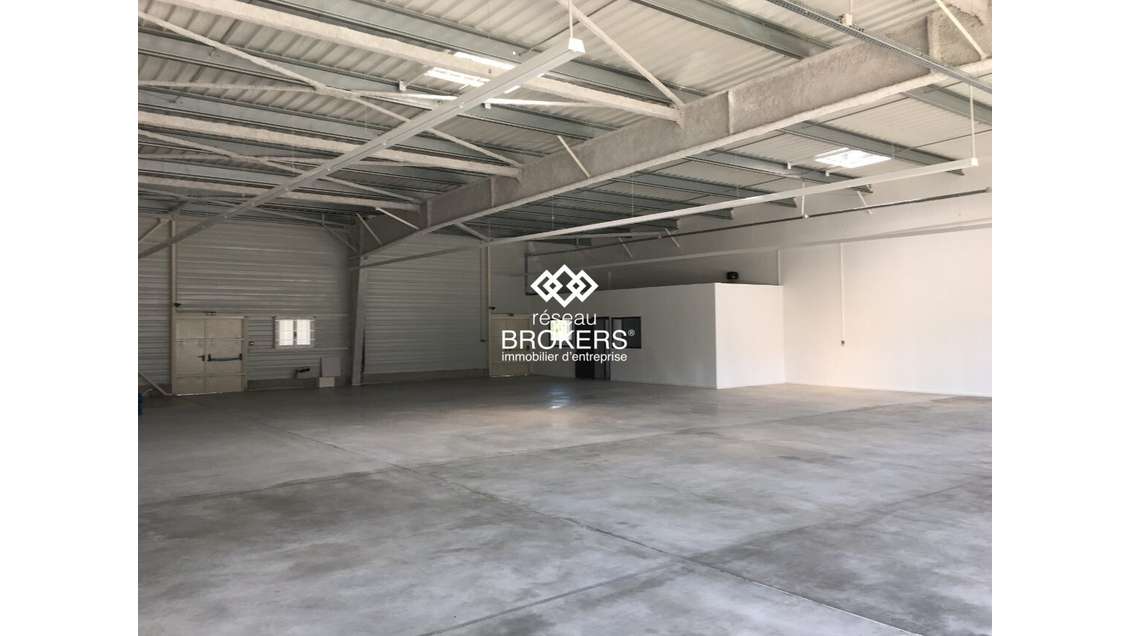 A louer local commercial 500m² à Claira ZAC