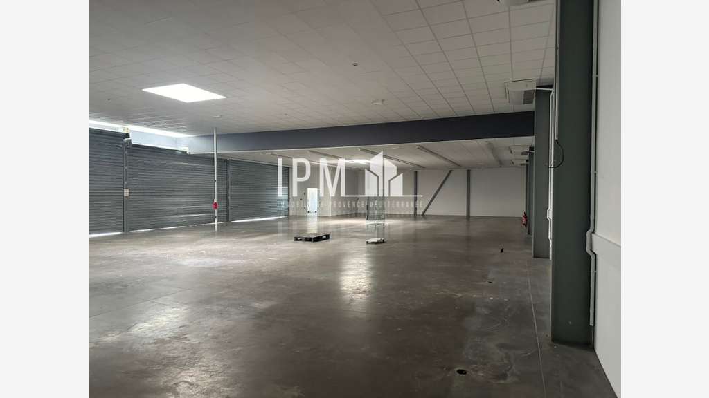 A louer bâtiment 620m² emplacement premium Pertuis