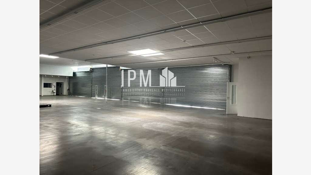 A louer bâtiment 620m² emplacement premium Pertuis