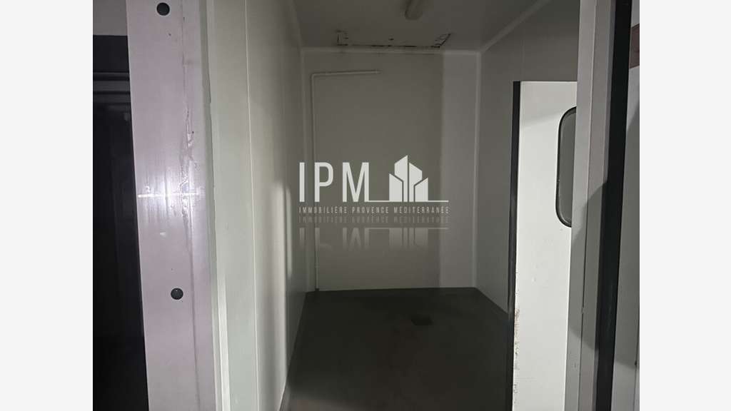 A louer bâtiment 620m² emplacement premium Pertuis