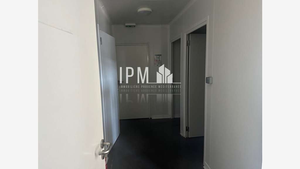 A louer bâtiment 620m² emplacement premium Pertuis