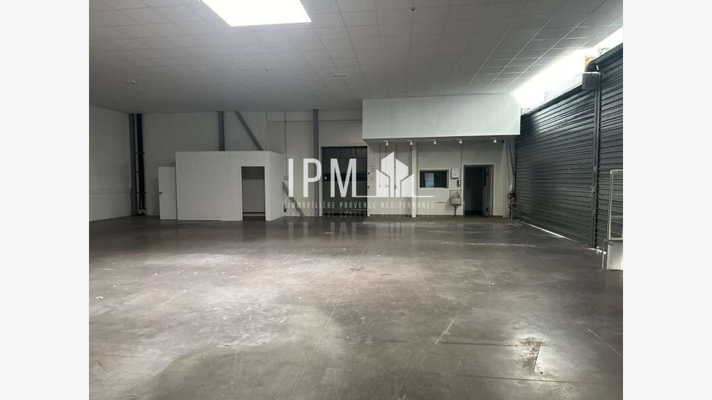 A louer bâtiment 620m² emplacement premium Pertuis