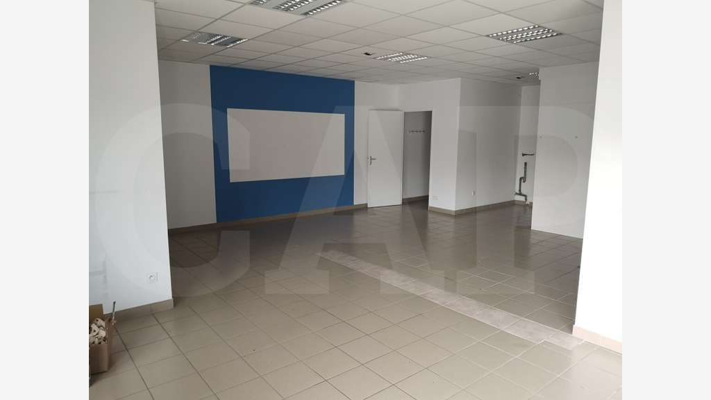 A louer local commercial 66m² à Plescop 