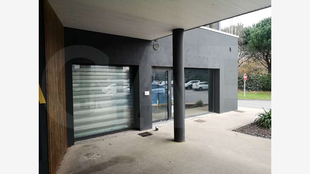 A louer local commercial 66m² à Plescop 