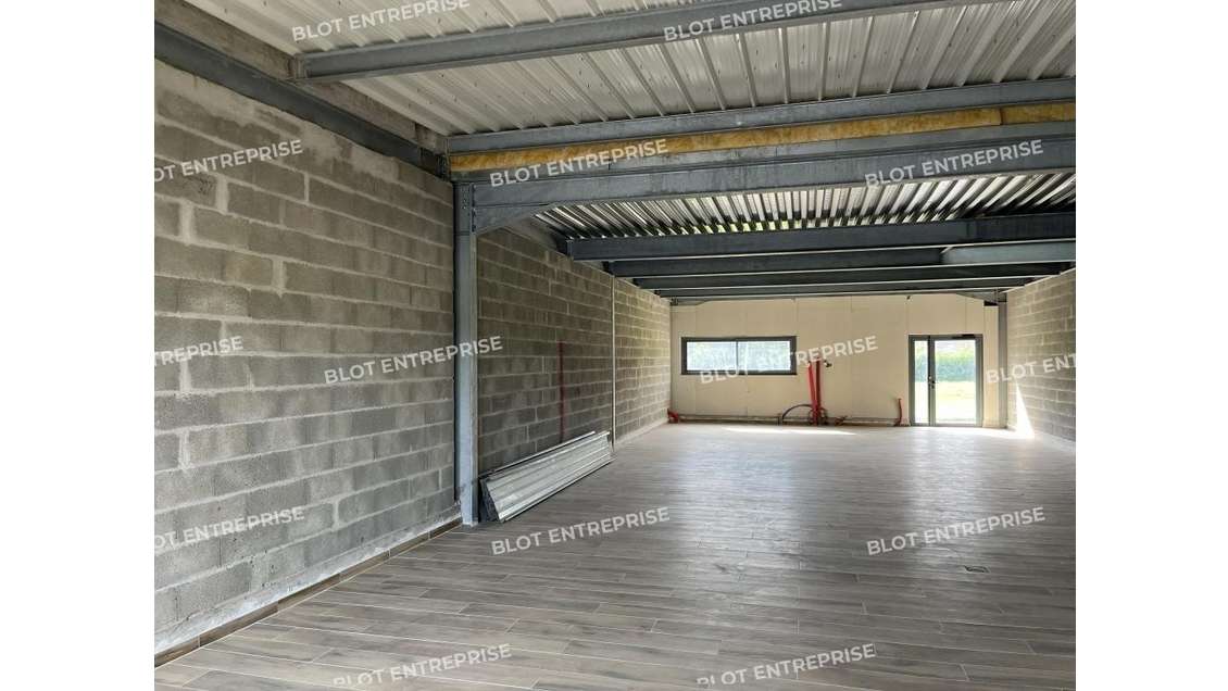 Location local commercial 150m² à Pleuven