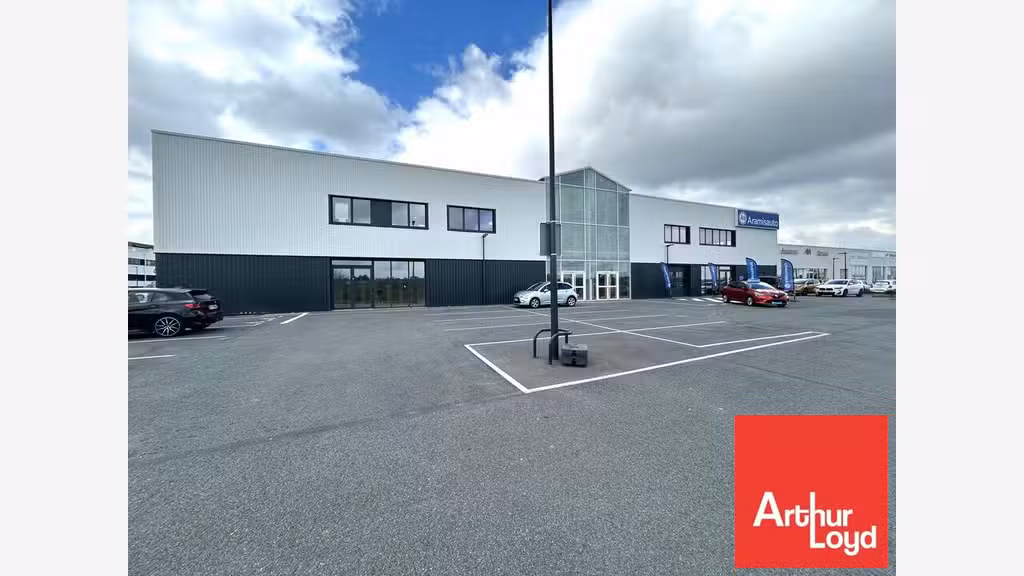 Local 230m² visibilité maximale à louer à Poitiers