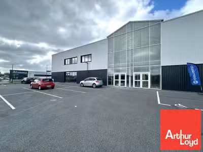 Local 230m² visibilité maximale à louer à Poitiers
