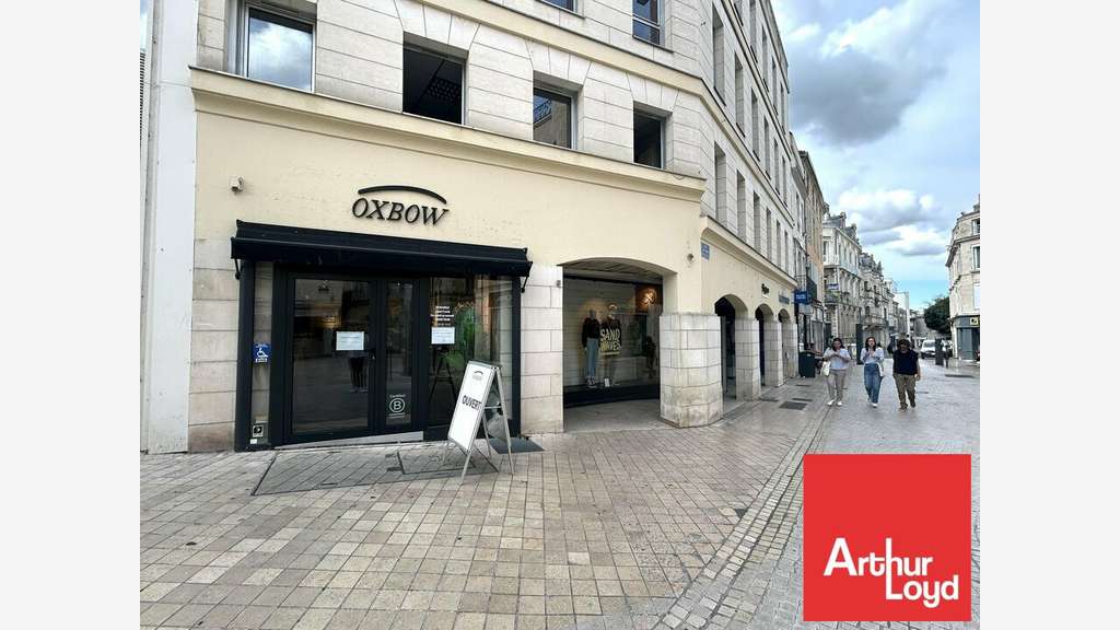 Local d'angle 180m² à louer à Poitiers centre