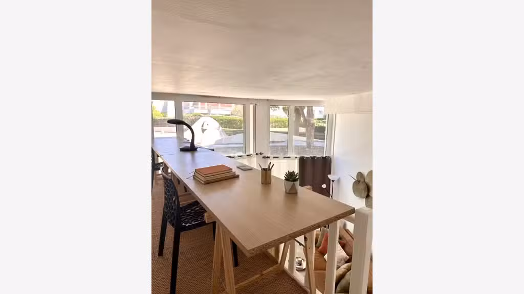 Local commercial rénové 25m² à Port-Camargue