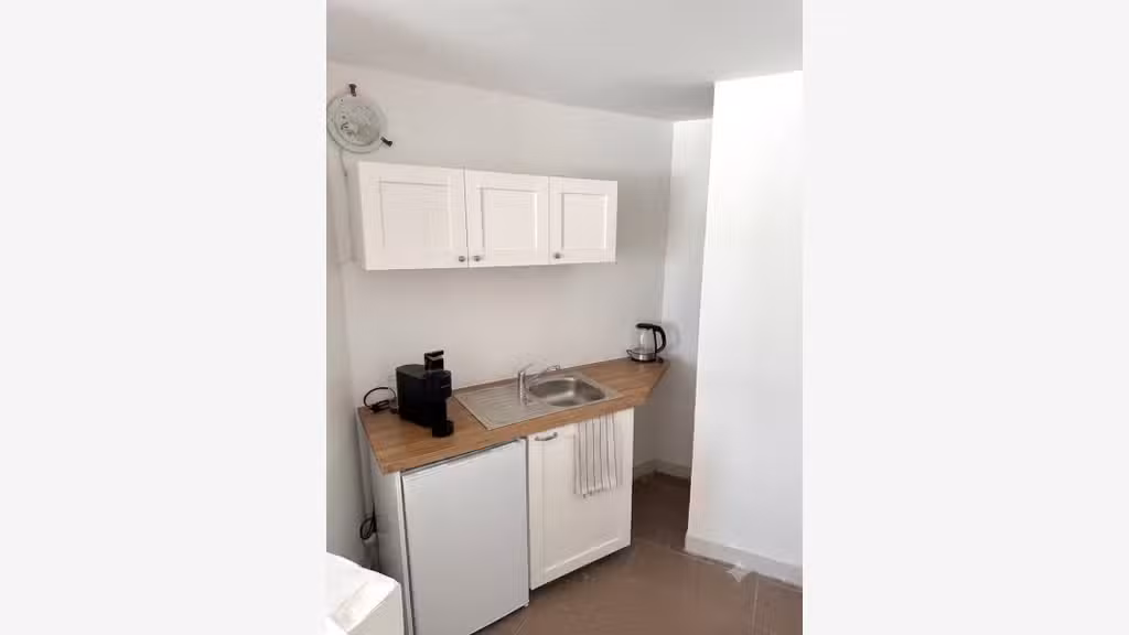 Local commercial rénové 25m² à Port-Camargue