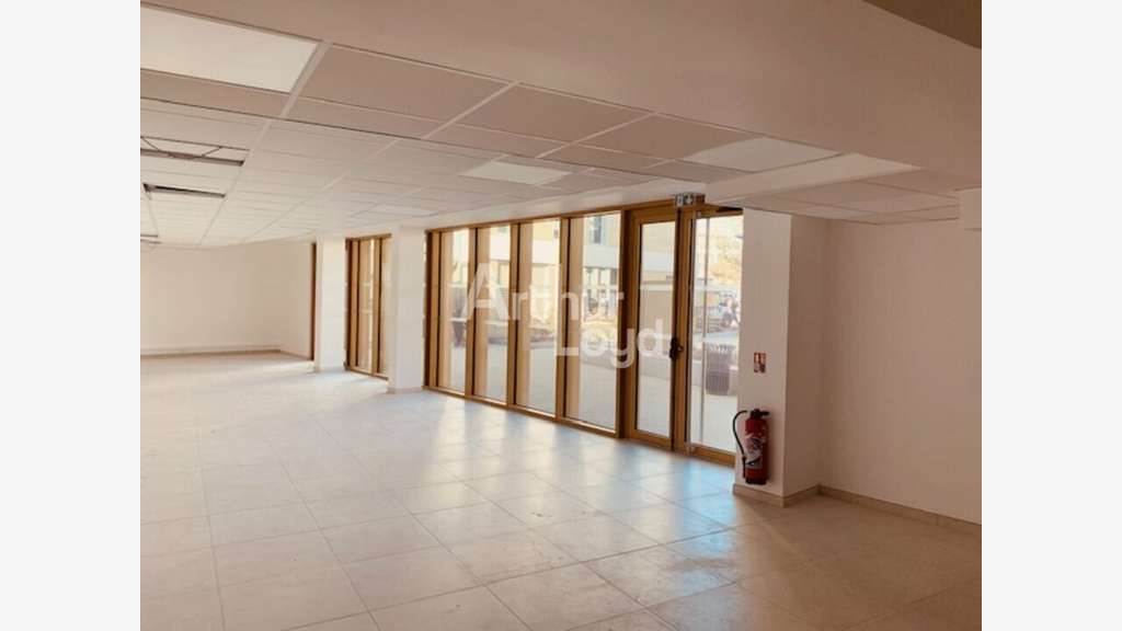 A louer local commercial neuf 108m² Annecy Pringy