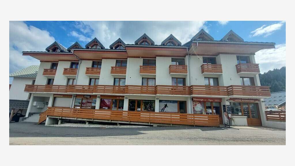 A LOUER LOCAL COMMERCIAL 83M2 LA FECLAZ