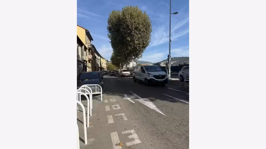 Local professionnel 30m² à louer à Nice Est