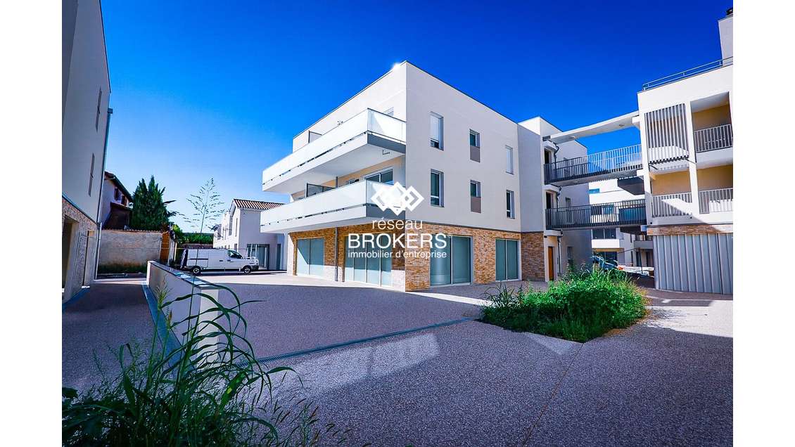 A louer locaux commerciaux neufs à Pusignan centre