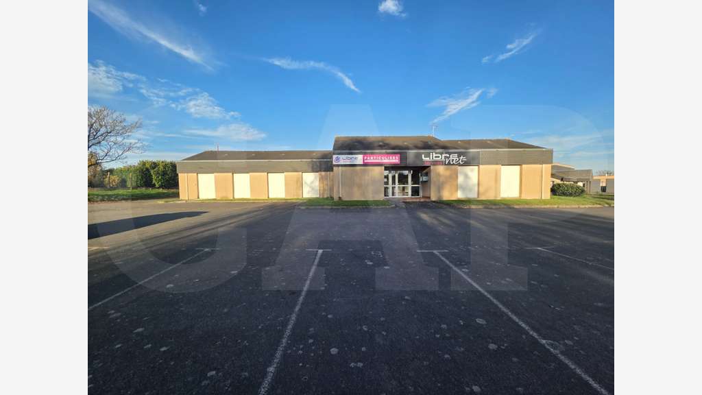 A louer bâtiment 624m² sur axe passant à Quévert