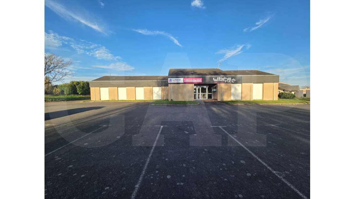 A louer bâtiment 624m² sur axe passant à Quévert