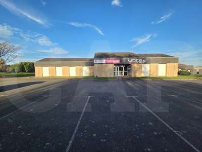 A louer bâtiment 624m² sur axe passant à Quévert