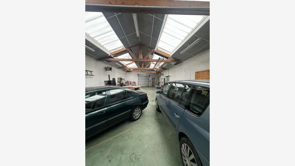 A louer bâtiment 624m² sur axe passant à Quévert