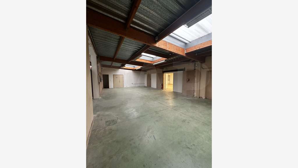 A louer bâtiment 624m² sur axe passant à Quévert
