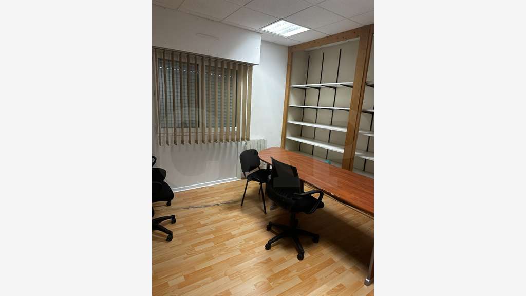 A louer bâtiment 624m² sur axe passant à Quévert