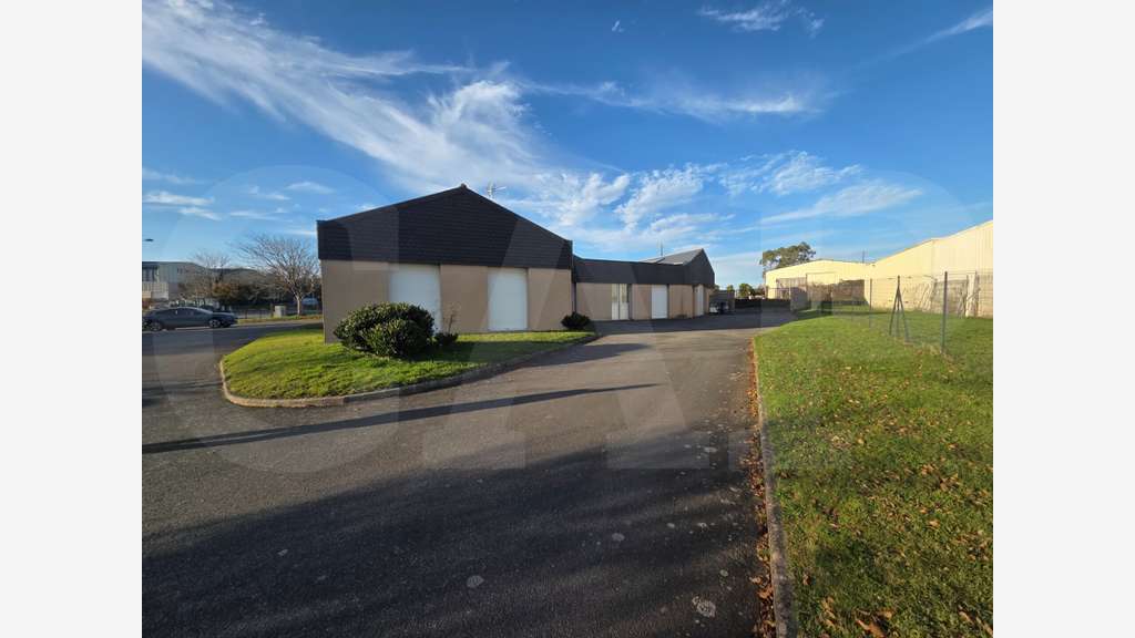 A louer bâtiment 624m² sur axe passant à Quévert