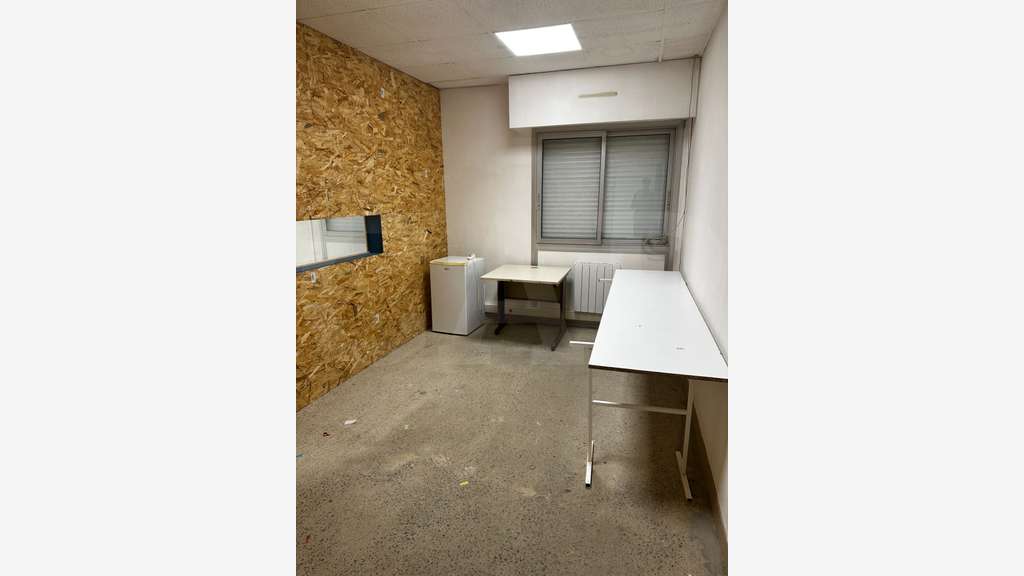 A louer bâtiment 624m² sur axe passant à Quévert