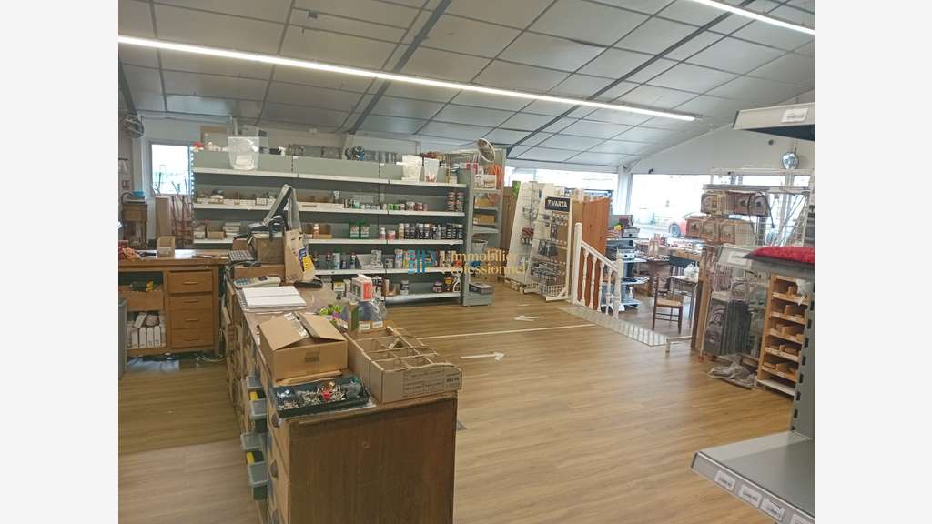 A louer local commercial 349m² à Quimper