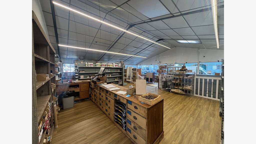 A louer local commercial 350m² proche gare Quimper