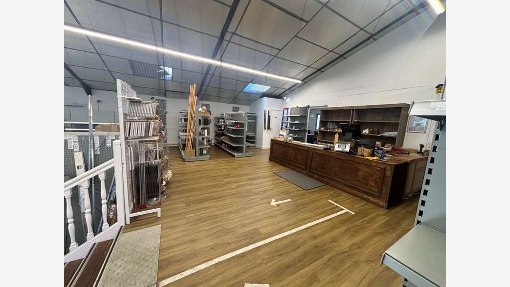 A louer local commercial 350m² proche gare Quimper