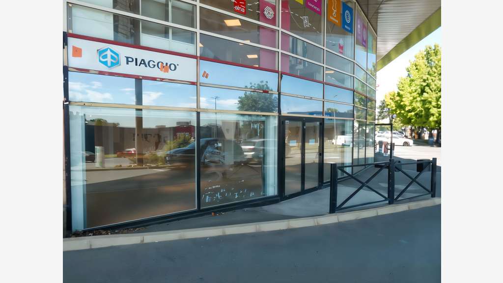Location local d'angle en retail park à Osny