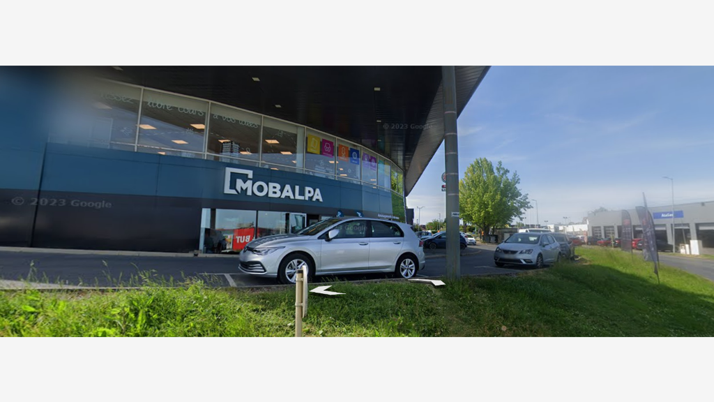 Location local d'angle en retail park à Osny