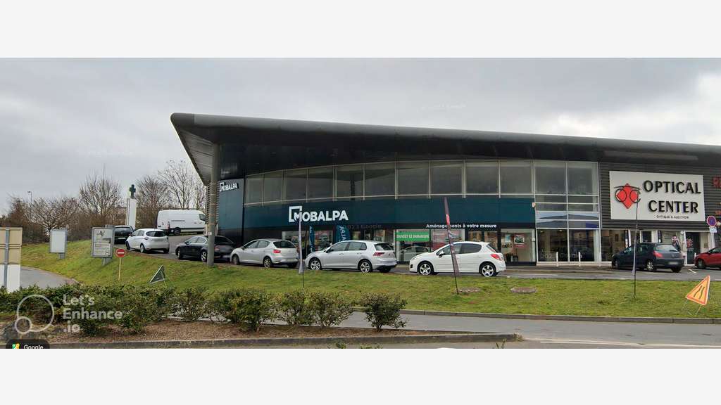 Location local d'angle en retail park à Osny
