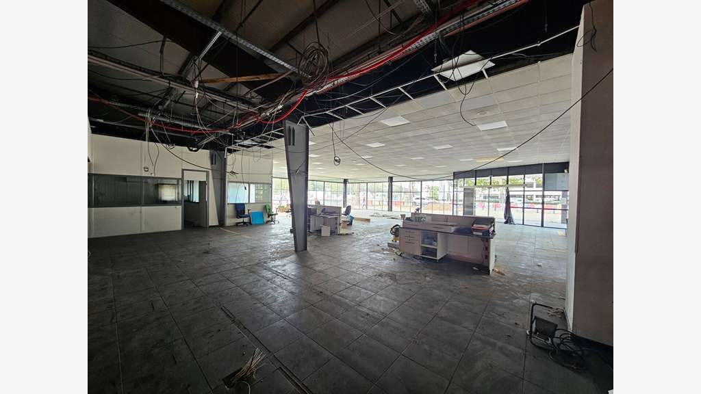 A louer local 1904m² zone Atout Sud à Rezé