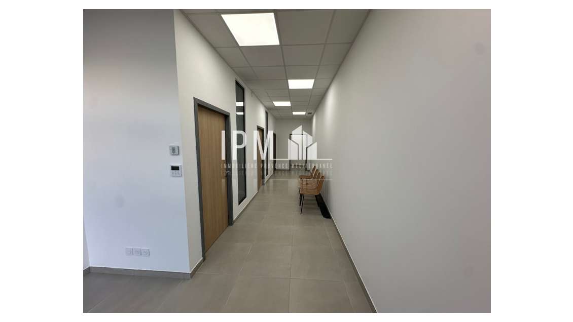 A louer local commercial 113m² à Roquevaire