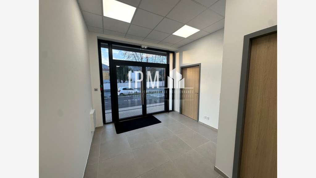A louer local commercial 113m² à Roquevaire