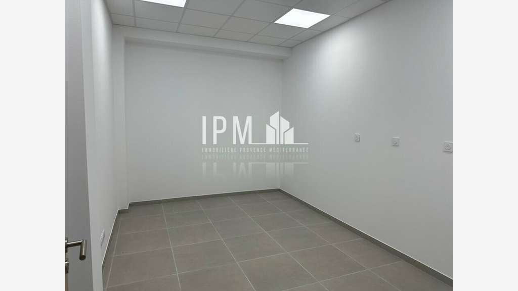 A louer local commercial 113m² à Roquevaire