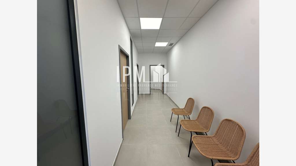 A louer local commercial 113m² à Roquevaire