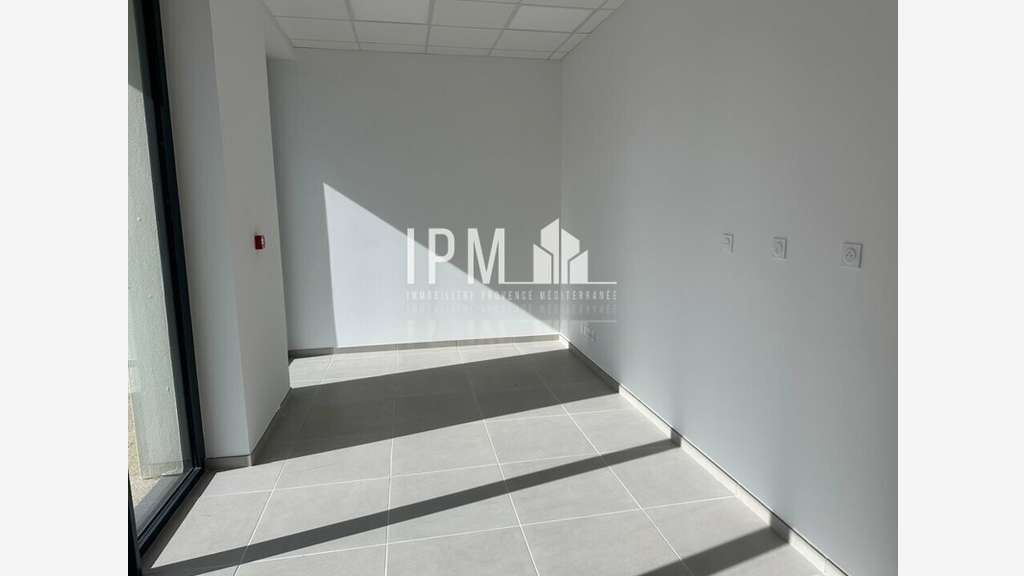 A louer local commercial 113m² à Roquevaire