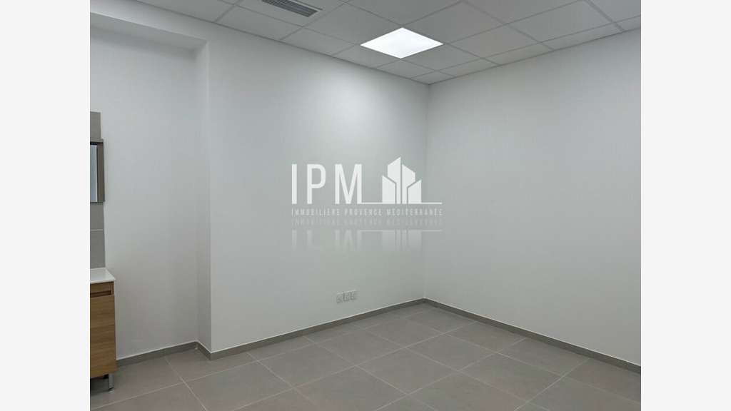 A louer local commercial 113m² à Roquevaire