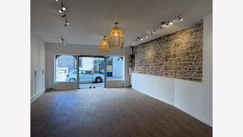 Local rénové 70m² en rue piétonne à Quimper centre