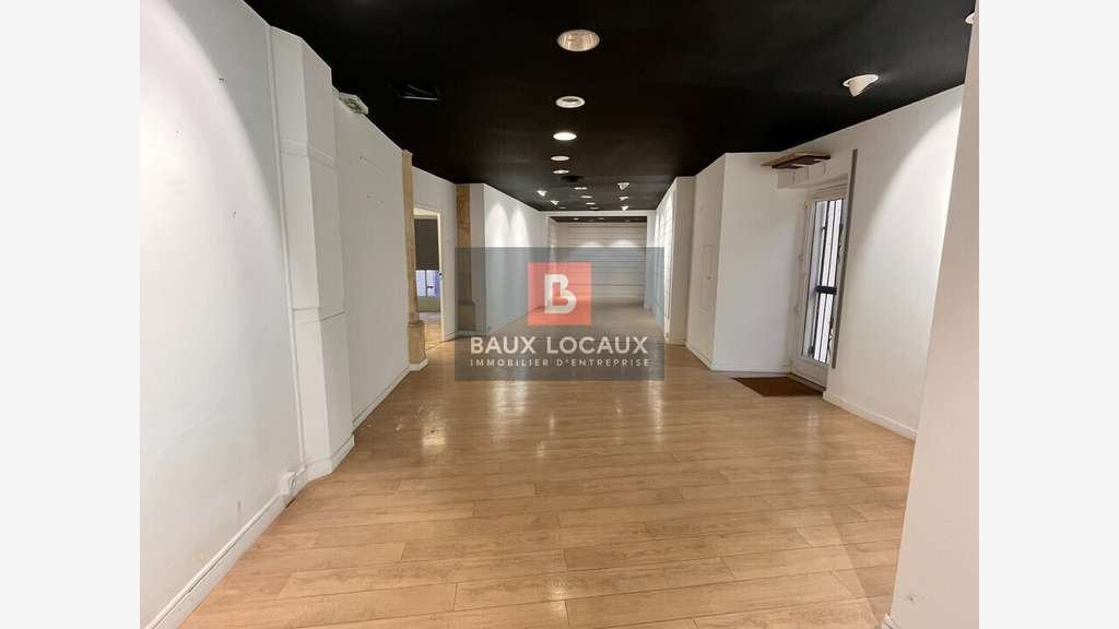A louer local 115m² en rue piétonne animée à Arles