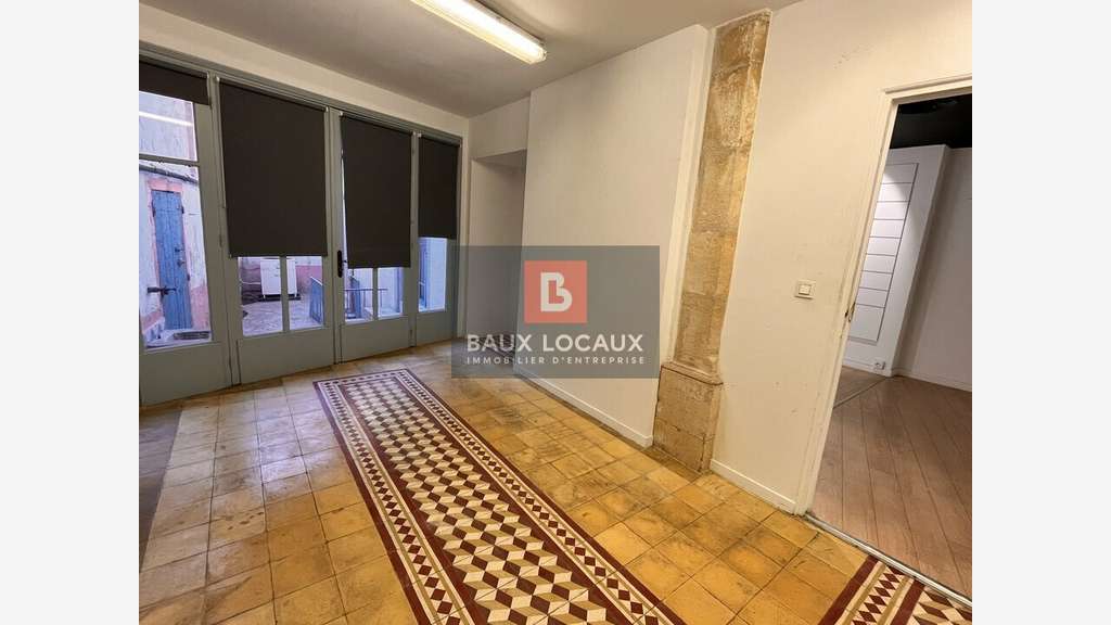 A louer local 115m² en rue piétonne animée à Arles