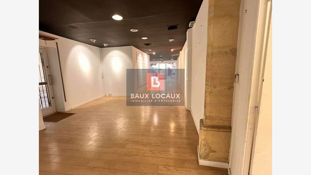 A louer local 115m² en rue piétonne animée à Arles