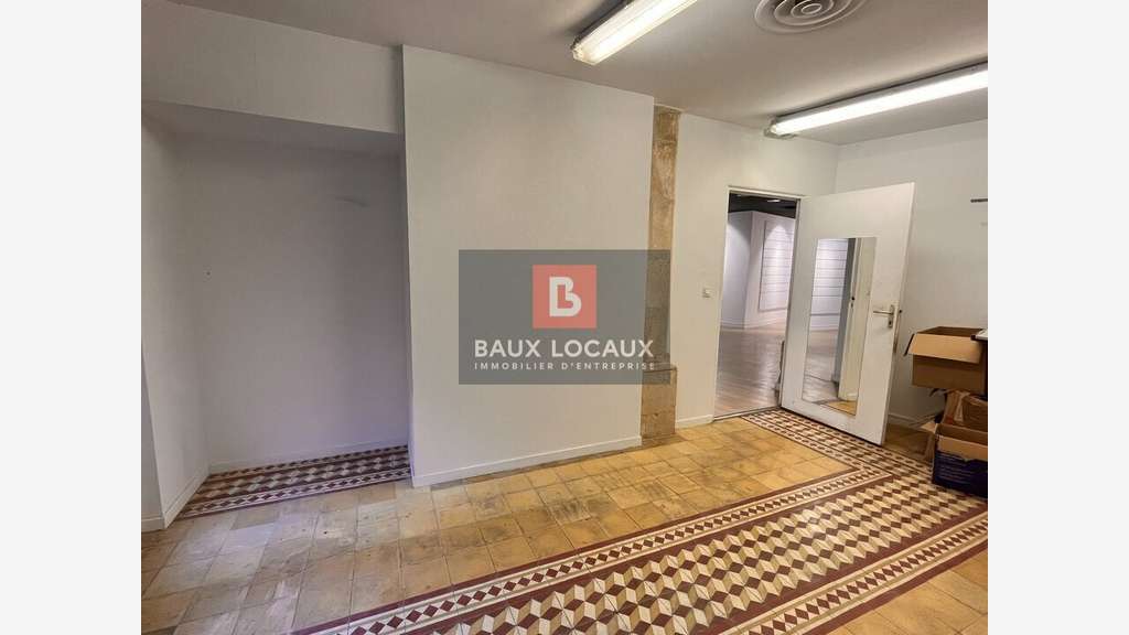 A louer local 115m² en rue piétonne animée à Arles