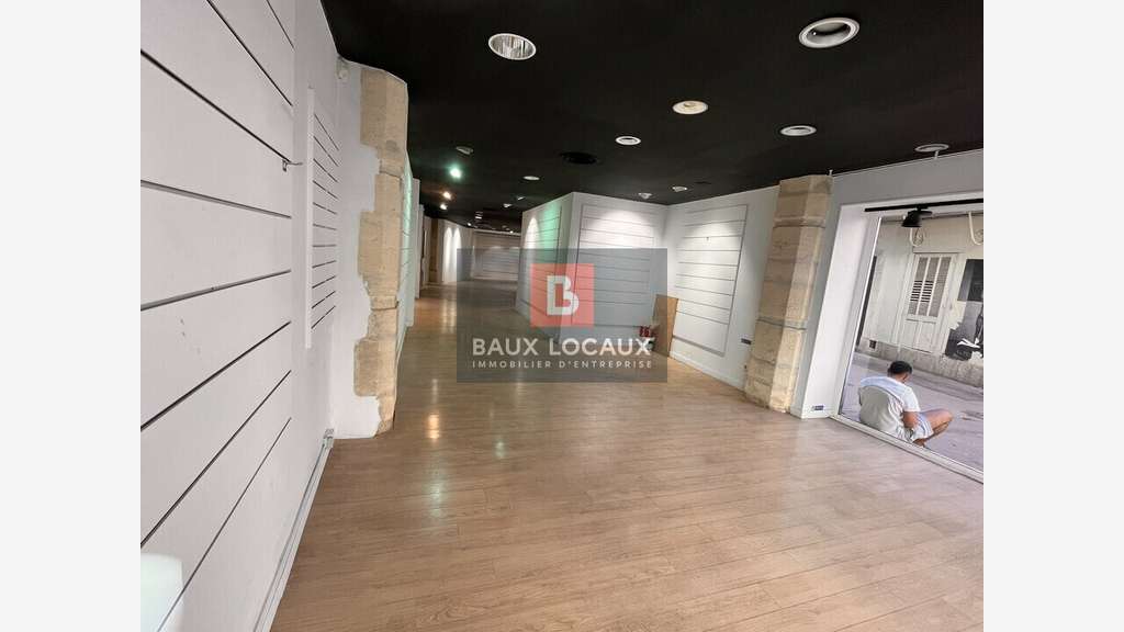 A louer local 115m² en rue piétonne animée à Arles